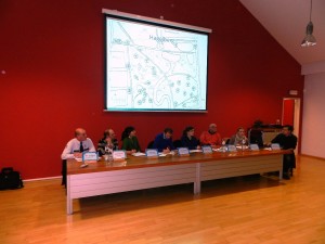 Het pannel was beter gevuld dan de zaal, waarin slechts een vijftal bewoners zaten naast de districtsburgemeester en enkele schepenen