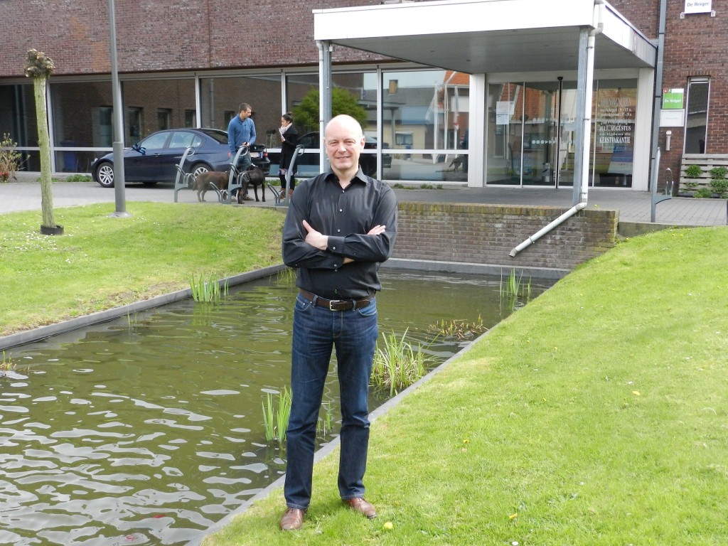Jan Smets bij de polderkreek voor het districtshuis te Berendrecht