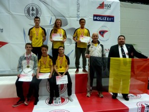 De winnaars onder wie deze van Zwijndrecht en Zandvliet poseren op de foto