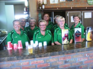 De vrouwen achter de tapkast van het cafetaria