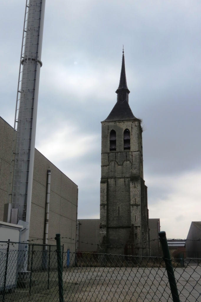 De kerktoren van Wilomarsdonk staat te verkommeren. Er groeien struiken op de spits