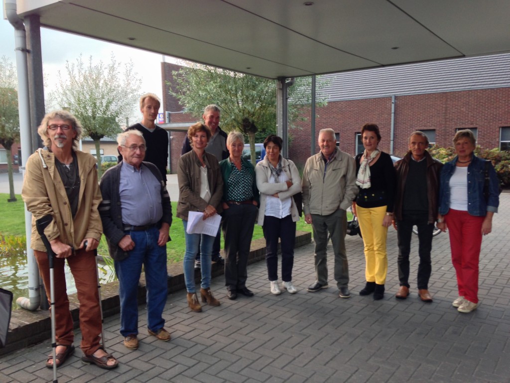 Een deel van de bewoners van de Zandvlietse Hoek protesteerde maandag voor het districtshuis in Berendrecht