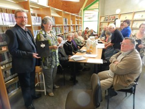 Bij de voorstelling tekenden de aanwezige auteurs het boek