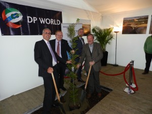 Eerste spadesteek en boomplanting in de feesttent: Luc Arnouts, Rob Harrison, André Jurres en burgemeester Marc Van de  Vijver van Beveren-Waas