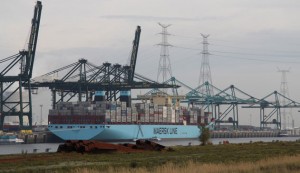 Steeds groter schepen leggen in de haven aan