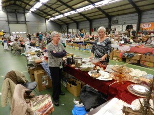 Het aanbod op de rommelmarkt in Zandvliet was aantrekkelijk. Zaterdag kwamen reeds bijna duizend bezoekers opdagen.