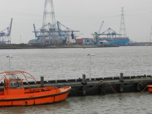 De grootsten, zoals de Mary Maersk gaan naar het Deurganckdok tegenover Lillo.