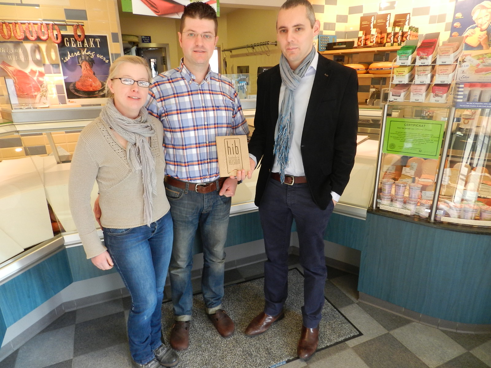 Wannes en echtgenote met de afgevaardigde van Unizo die het label kwam overhandigen