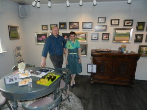 Eric De Vree met zijn echtgenote Miranda in het atelier waar de expo nog loopt tot en met 4 mei.