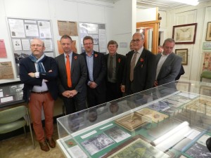 Op de eeerste verdieping keken de personaliteiten met veel belangstelling naar de expo over de Eerste Wereldoorlog.