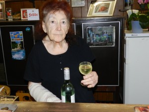 Gaby Rul schenkt vinnig een gals Kaapse Wijn van het landgoed Groot Geluk.