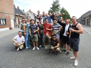 De supportersclub van Lierse kwam de deelnemrs uit hun stad (Martijn Vereenooghe en Jan Vekemans) aanmoedigen. Ze waren er al vroeg bij.
