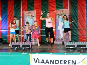 Voor de kinderen was er op de Elf Juliviering in Berendrecht niet alleen spel, schmink en klim, maar ook zang en dans.