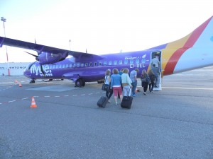 Passagiers stappen in op de Antwerpse luchthaven