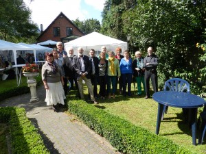 De kunstenaars poseren in de tuin