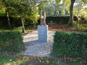 De ingang van het urnenbos met het beeld dat door de Berendrechtse kunstenaar Vannietfelt werd gemaakt.