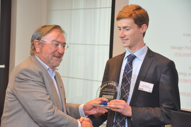 Herman-De-Croo-overhandigt-Award