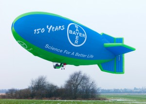 Ter gelegenheid van het 150-jarig bestaan van het moederbedrijf kwam het Bayer-luchtschip ook naar Antwerpen. Het opereerde vanuit het vliegveld van Hoevenen. 