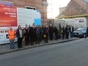 Het gezelschap onder leiding van schepen Heylen voor de "Jongensschool" waarin het Vrijetijdscentrum komt