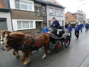 Een mooie sjees opende de stoet van de Lollemannen die naar Cis Dons trokken