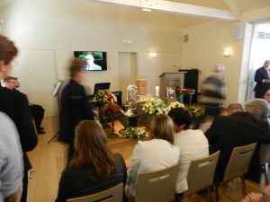Vooraan in de aula 't Zand was bij de urne het muziekinstrument van de aflijvige geplaatst. Uit piëteit brengen wij alleen deze foto van de plechtigheid binnen.