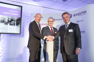 DE vertegenwoordigers van Evonik Duitsland drukken samen met minister-president Bourgeois op de startknop