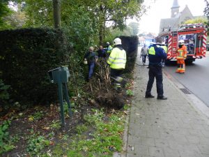 Op de hoek van de Kempenseweg en de Schouwvegerstraat ontstond een gapend gat. De auto verdween in de achterliggende boomgaard.