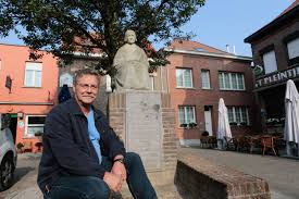 Jos Van Aerde bij Louwke van 't Licht, symbool van het Lillose volk 