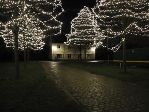 De mooi verlichte oprijlaazn van de Predikherenhoeve