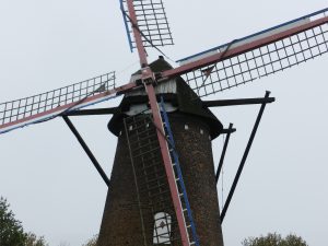 De West- of Buitenmolen van Berendrecht in rouw omwille van de gruweldaden in Parijs 