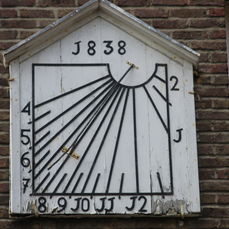 Dat de zonnewijzer uit 1838 stamt, staat in ijzeren letters te lezen op het houten bord onder een luifeltje.