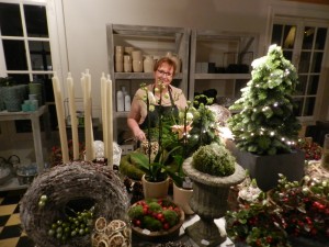 In het achterhuis worden de bloemen en planten verwerkt