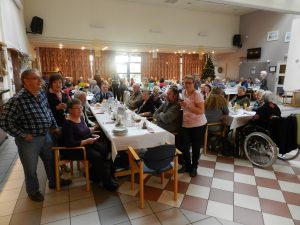 Links vooraan bij de feesttafel: Meintje die afscheid neemt als voorzitster en achter haar opvolgster Lilliane van Rompaey.