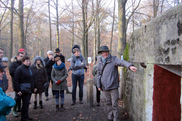 Mastenbos-Loopgravenpad---aan-bunker-met-gids