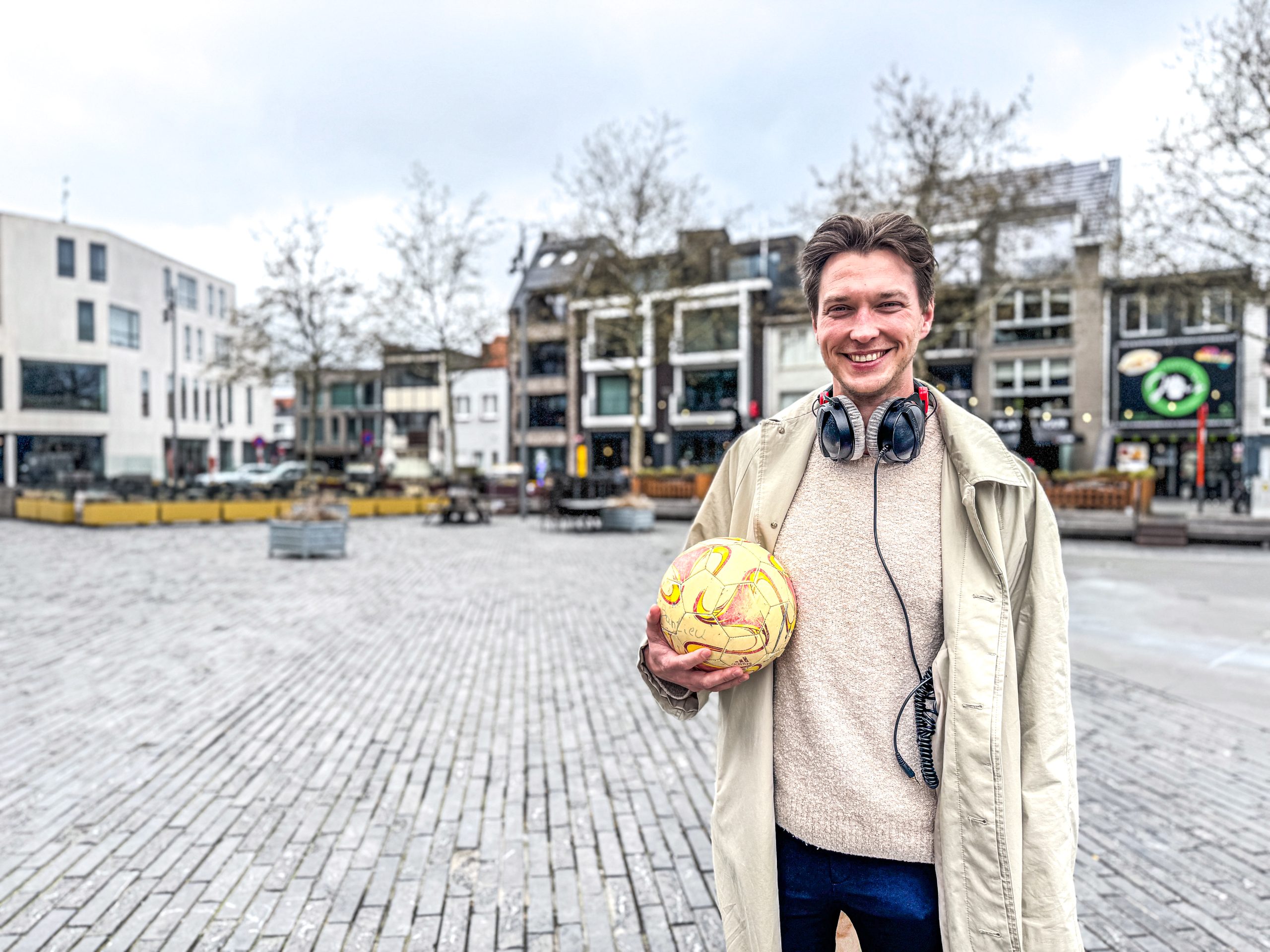EXCLUSIEF - Dylan Van Rooy maakt debuut als voetbalcommentator in ...