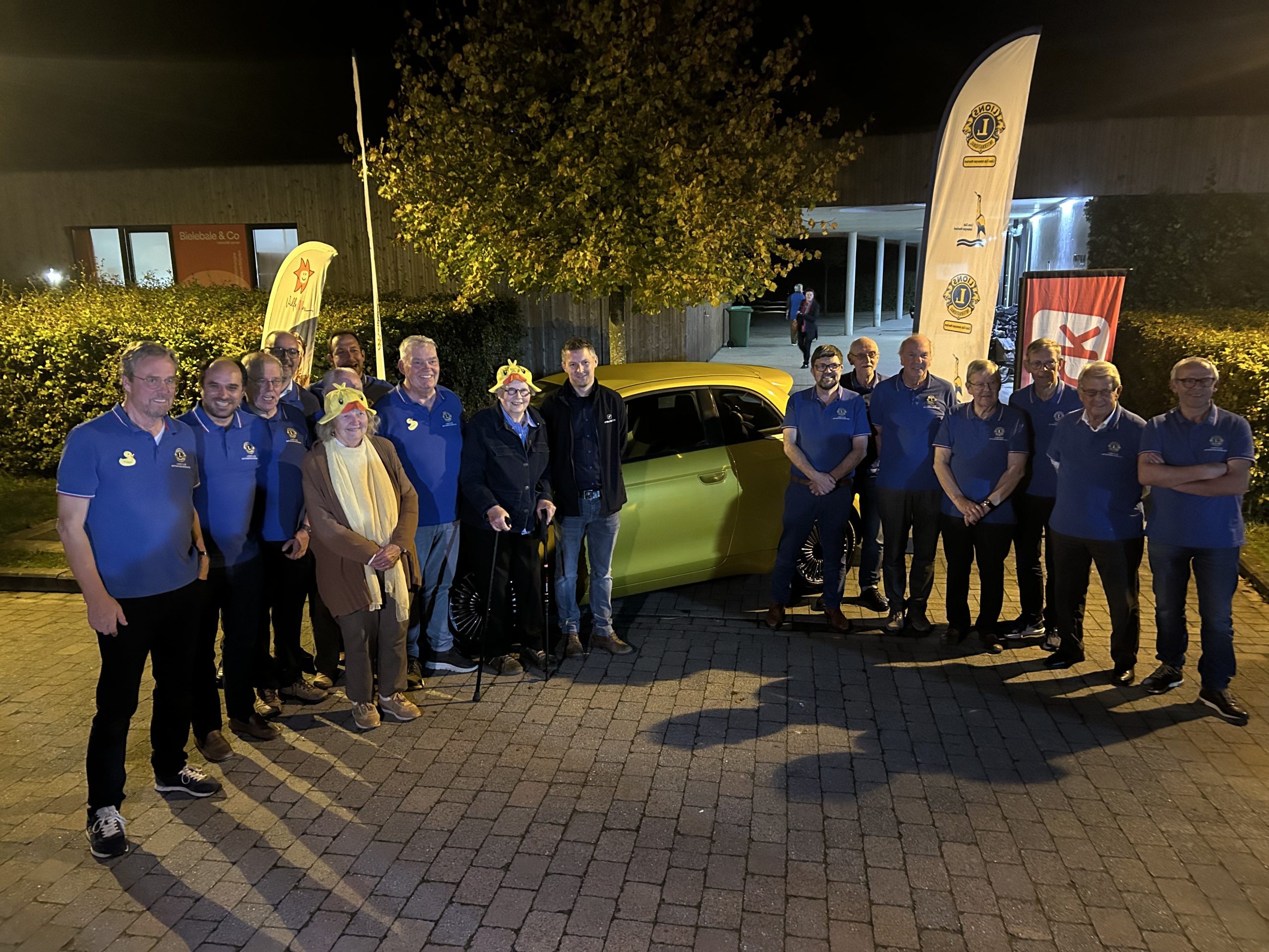 Malis en Cecile winnen een wagen met de eendjesrace van Lions Club Antwerpen Moerland