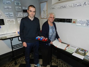 Bertha en Gert in de kapel waar zij maatregelen hebben getroffen.