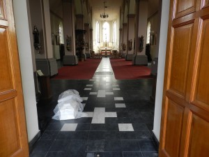 De kerk van Zandvliet werd ontruimd op enkele tientallen stoelen na.