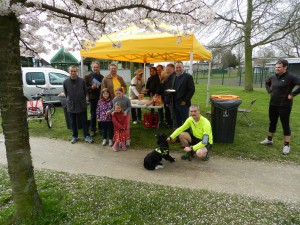 De N-VA ontving bezoekers onder een tent met wafelbak. Links onder ùeer voorzitter Van Herck, raadslid Marc Maes en schepen Rudi Sempels.