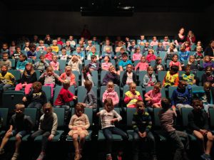 In Vrijetijdscentrum De Schelde kregen de kinderen een theatervoorstelling over verkeer